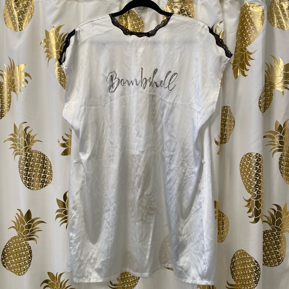 Victoria’s Secret Rare Bombshell White Satin Robe - Picture 8 of 8